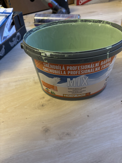 Cca 1 litr světle zelenkavá interiérové barvy