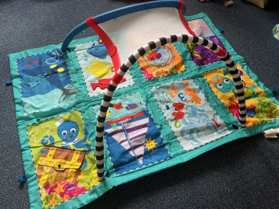 Dětská hrací deka s hrazdičkou