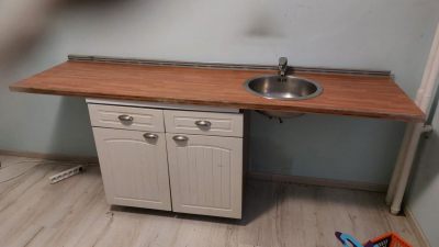 Kuchyňská skříňka +  dřevotřísková deska s dřezemá a bat.