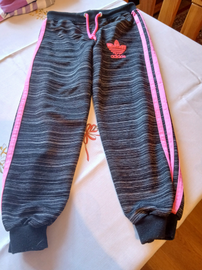 dívčí tepláčky Adidas kolem 6 let pěkné