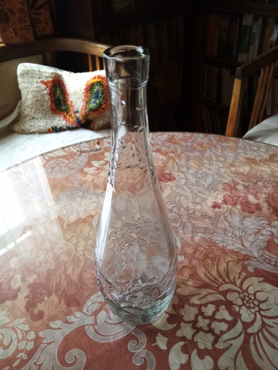 ozdobná lahev, je v ní hezká 1 kytka