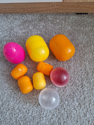 Obaly z kinder vajíček apod.