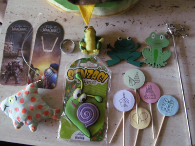 Drobnosti, hračky pro děti, hamburger na CD