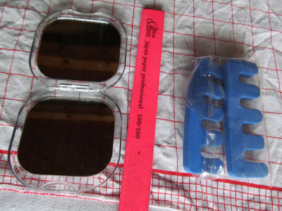 pilník, zrcátko, nna lakování nehtů