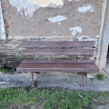 Lavička z masivu s kovovou konstrukci