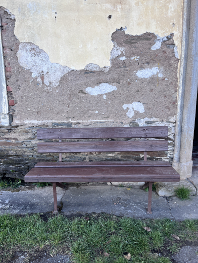 Lavička z masivu s kovovou konstrukci