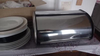 Chlebník , talíře, vsehosměs do kuchyně