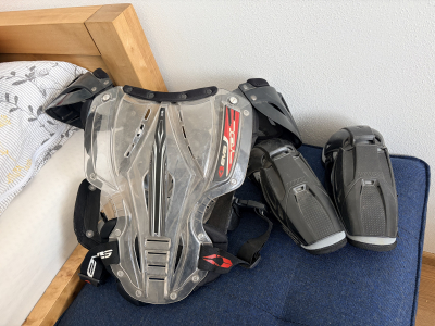 Chrániče a boty na motorku