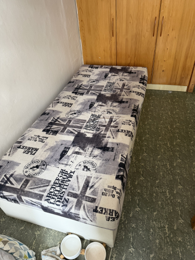 Skříně a postel