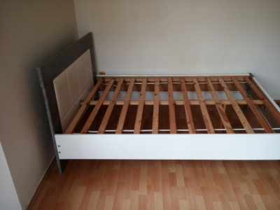 postel 140x 200 dřevěný rošt čelo Možno l s matrací