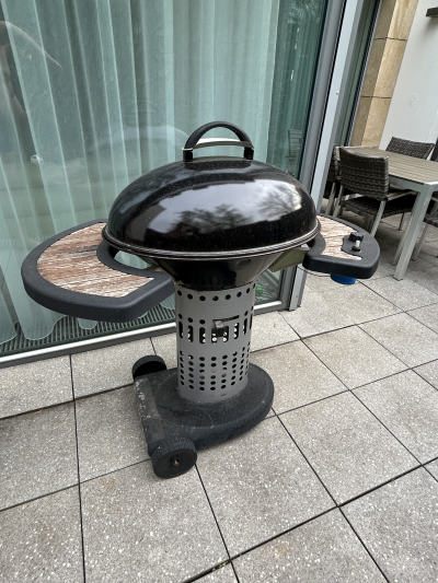 Gril na dřevěné uhli