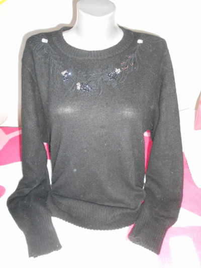 Svetřík černý s aplikací.