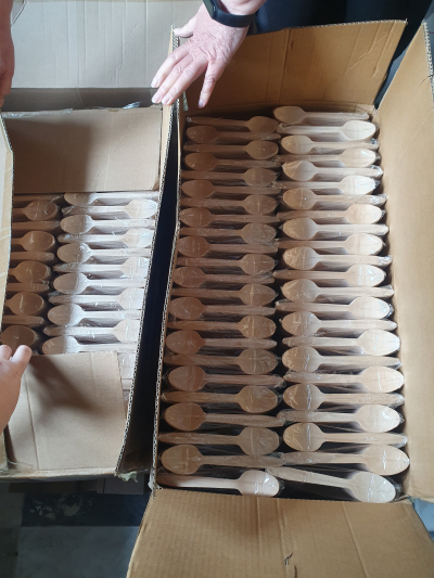 Jednorazove dřevěné lžíce a nože