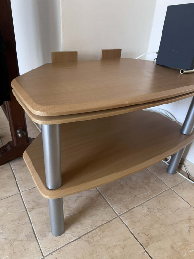 Drevený dvoupatrový stolík