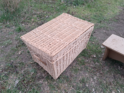 Velka proutena truhla