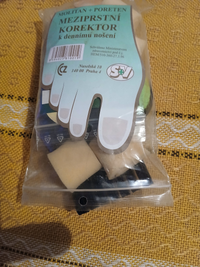 korektory mezi prsty