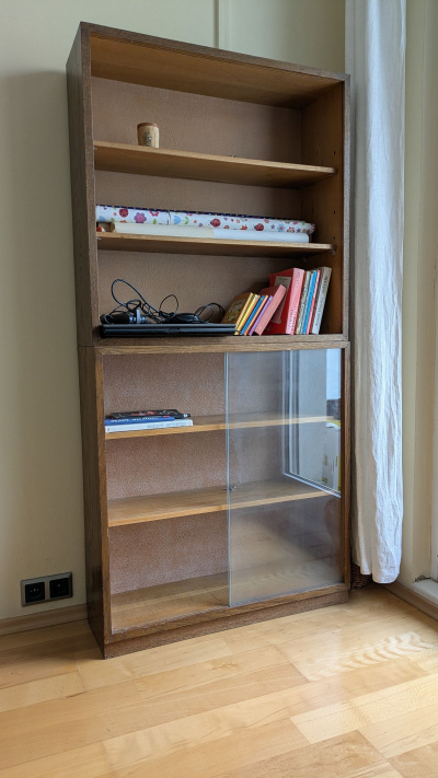 2 dřevěné skříňky a klekačka