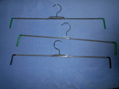 3 kovová ramínka -