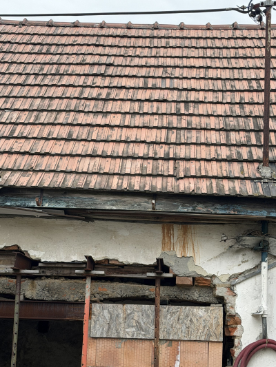 Daruji střešní tašky cihlové na zpevnění pozemku