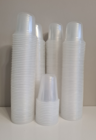 Daruji prázdné kelímky od proteinových dezertů