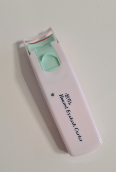 Daruji kleštičky na řasy na baterie