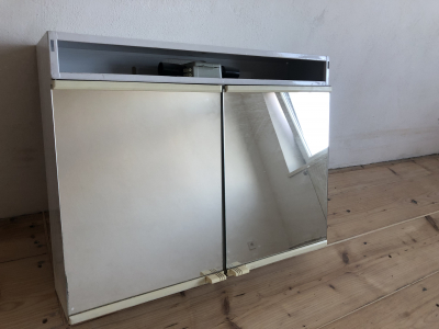 Zrcadlová skříňka