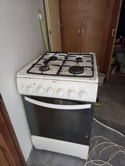 Plně funkční trouba na plyn s čtyřplotýnkou