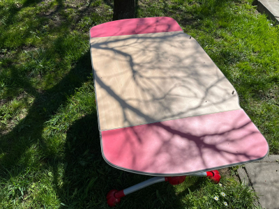 Rostouci dětský stůl