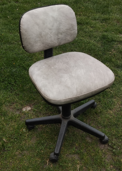 Židle - něco mezi dětskou a dospěláckou