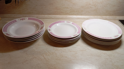 Nabízím nekompletní sadu talířů.