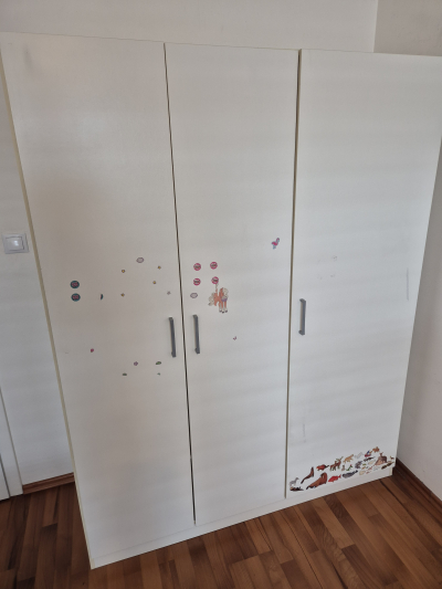 Daruji 2 skříně za odvoz (lze společně i samostatně)