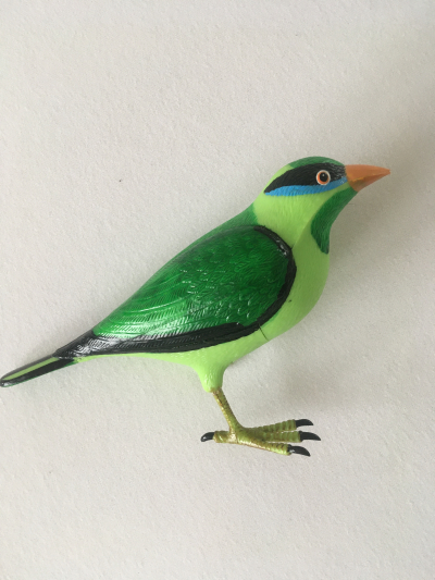 Ptacek zpevacek na jedne nozce