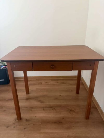 Jídelní stůl s šuplíkem