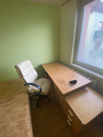 Vybavení pokoje - skrin, stul, dve postele