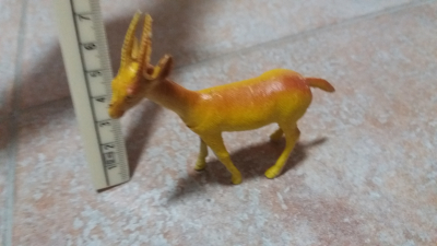 Hračka - plastová antilopa s lepenou nohou