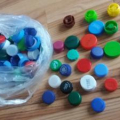 Barevná různě velká víčka na tvoření - asi 1/4kg
