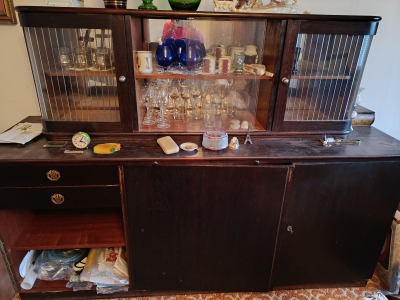 Prosklený sekretář