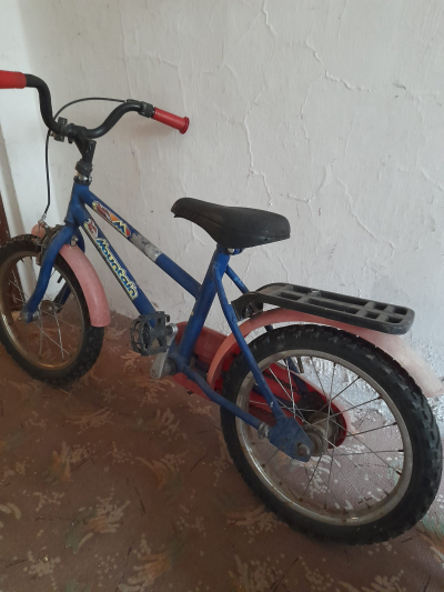 Dětské kolo s plastovým nosičem