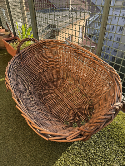Větší proutěný koš