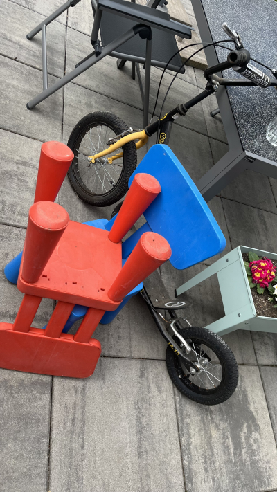 Kolobezka a dve ikea zidlicky