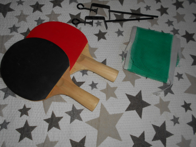 Sada na ping pong -síťka, kovové úchyty a 2 pálky