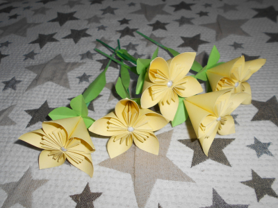 5 papírových květin světlejší žlutá