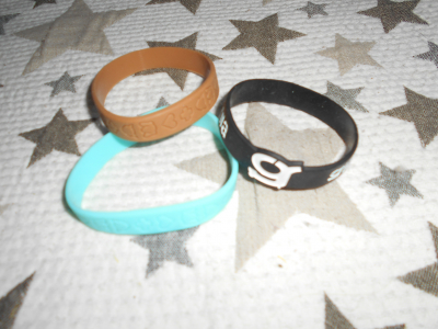 3 gumové náramky