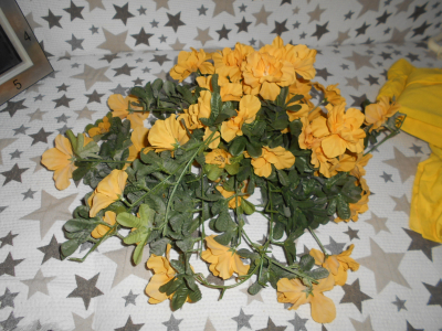 Žlutá uměla květina závěsná