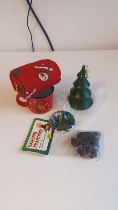 Vánoční věci - nové ponožky, svíčka, františky, hrnek,magnet