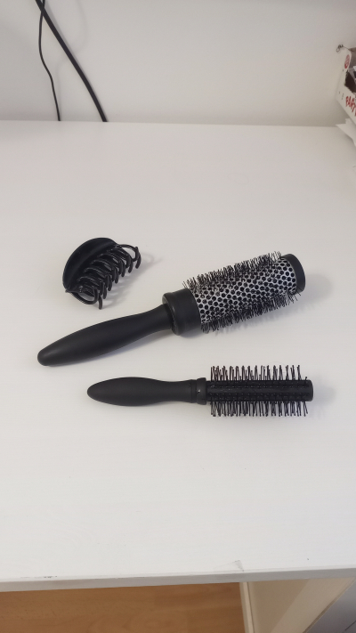 2 kartáče na vlasy a skřipec