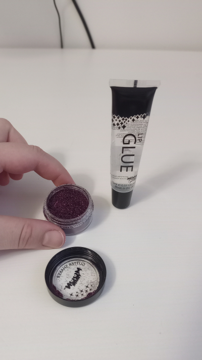 lip glue a fialové třpytky