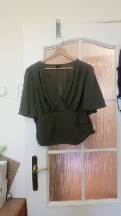 khaki blůzka, spíš jako crop top
