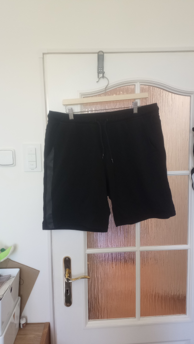 černé teplákové kraťasy