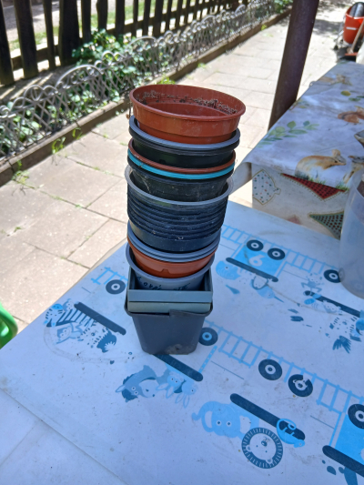 štos květináčků